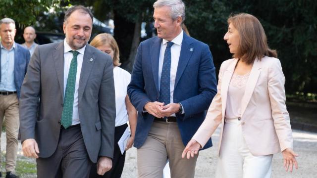 Alfonso Rueda, acompañado de la vicepresidenta segunda e conselleira de Medio Ambiente, Ángeles Vázquez, y del conselleiro de Sanidade, Julio García Comesaña