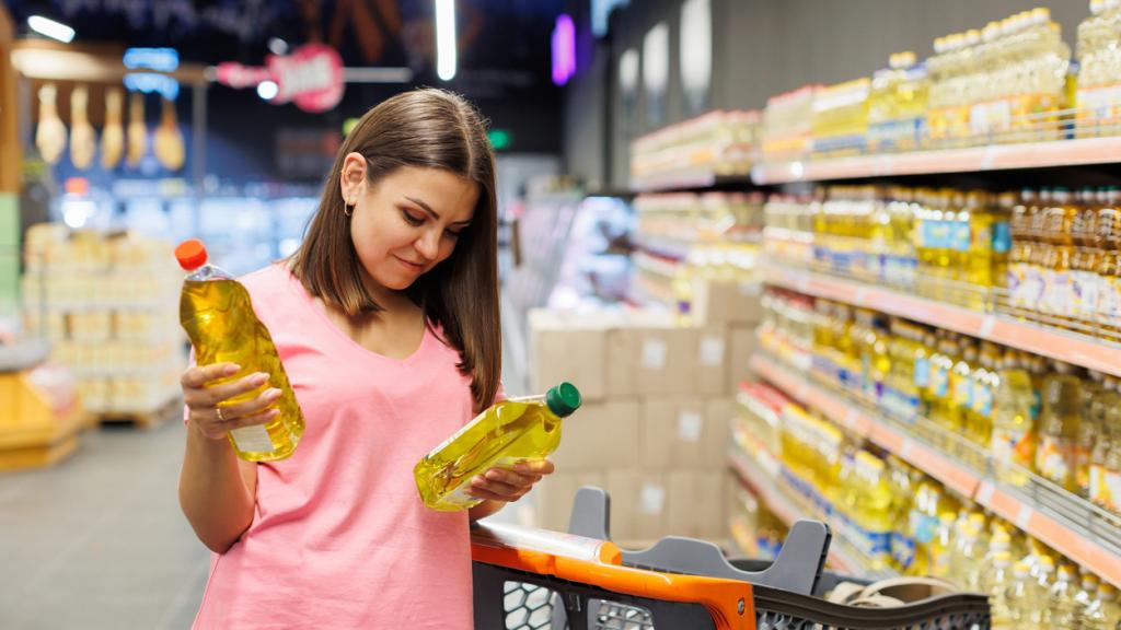 Una mujer compara precios en un supermercado.