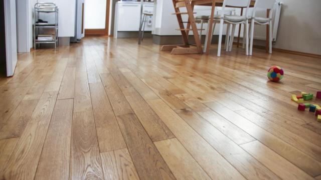 El parquet de una cocina limpio y brillante. Foto: iStock.