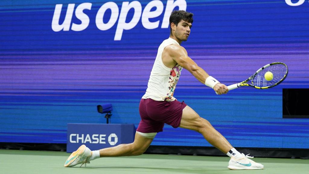 Carlos Alcaraz golpeando un revés frente a Alexander Zverev.