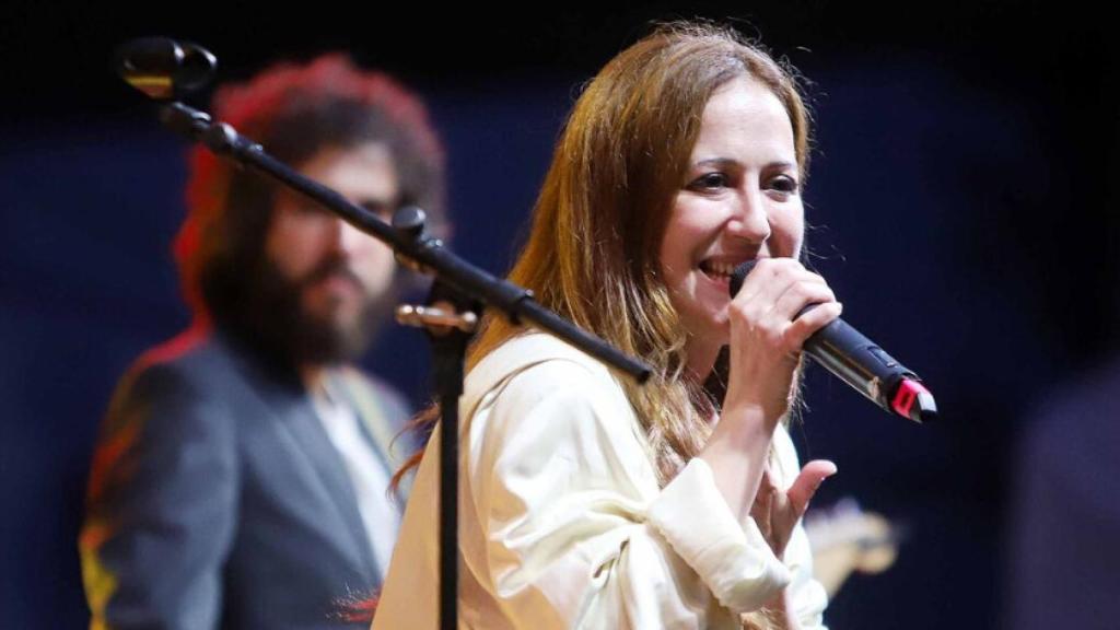 Nena Daconte canando en un concierto.