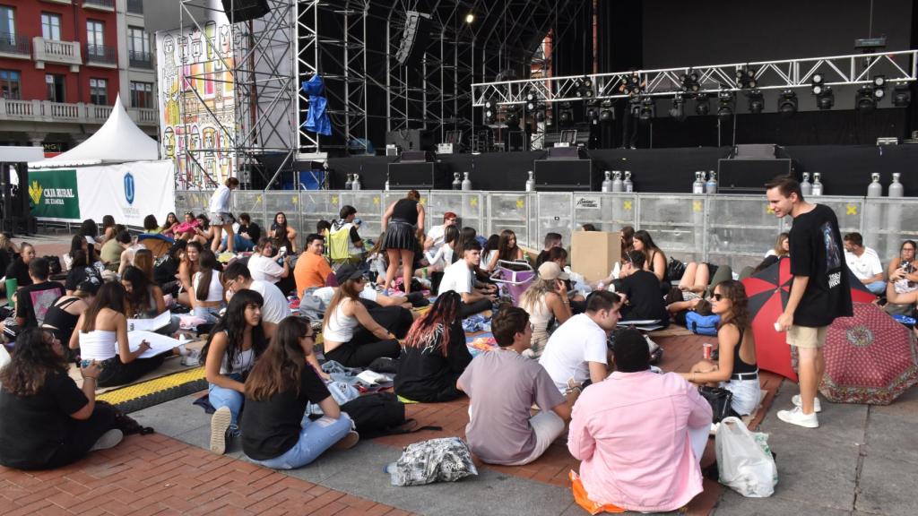 Personas esperando al concierto de Lola Índigo en Valladolid