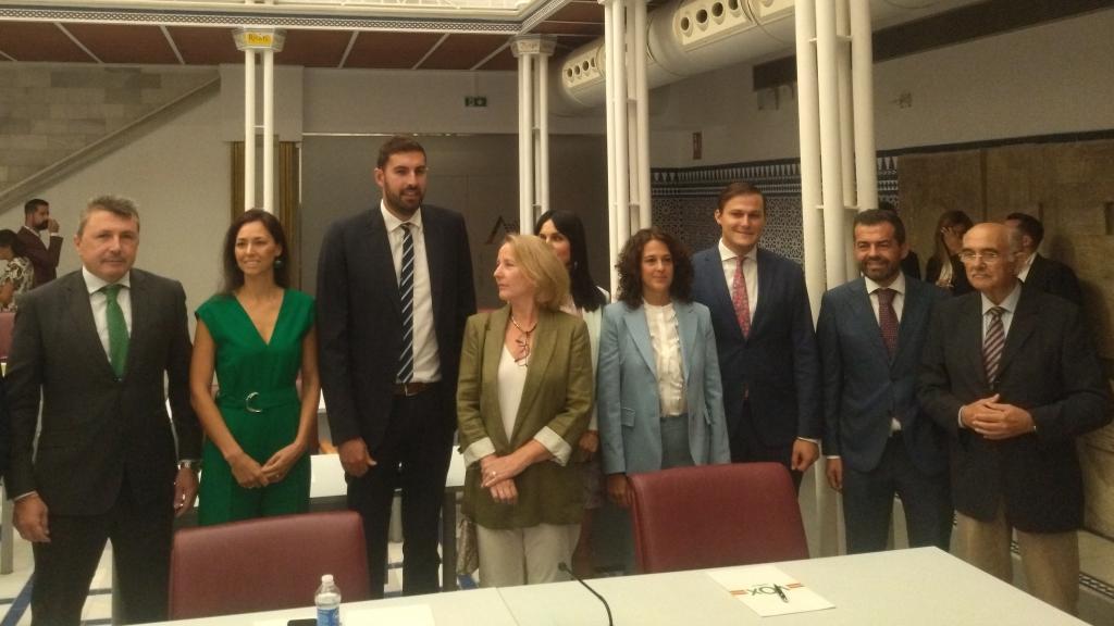 Antelo con parte de los diputados del Grupo Parlamentario Vox, este jueves, en la Asamblea Regional.