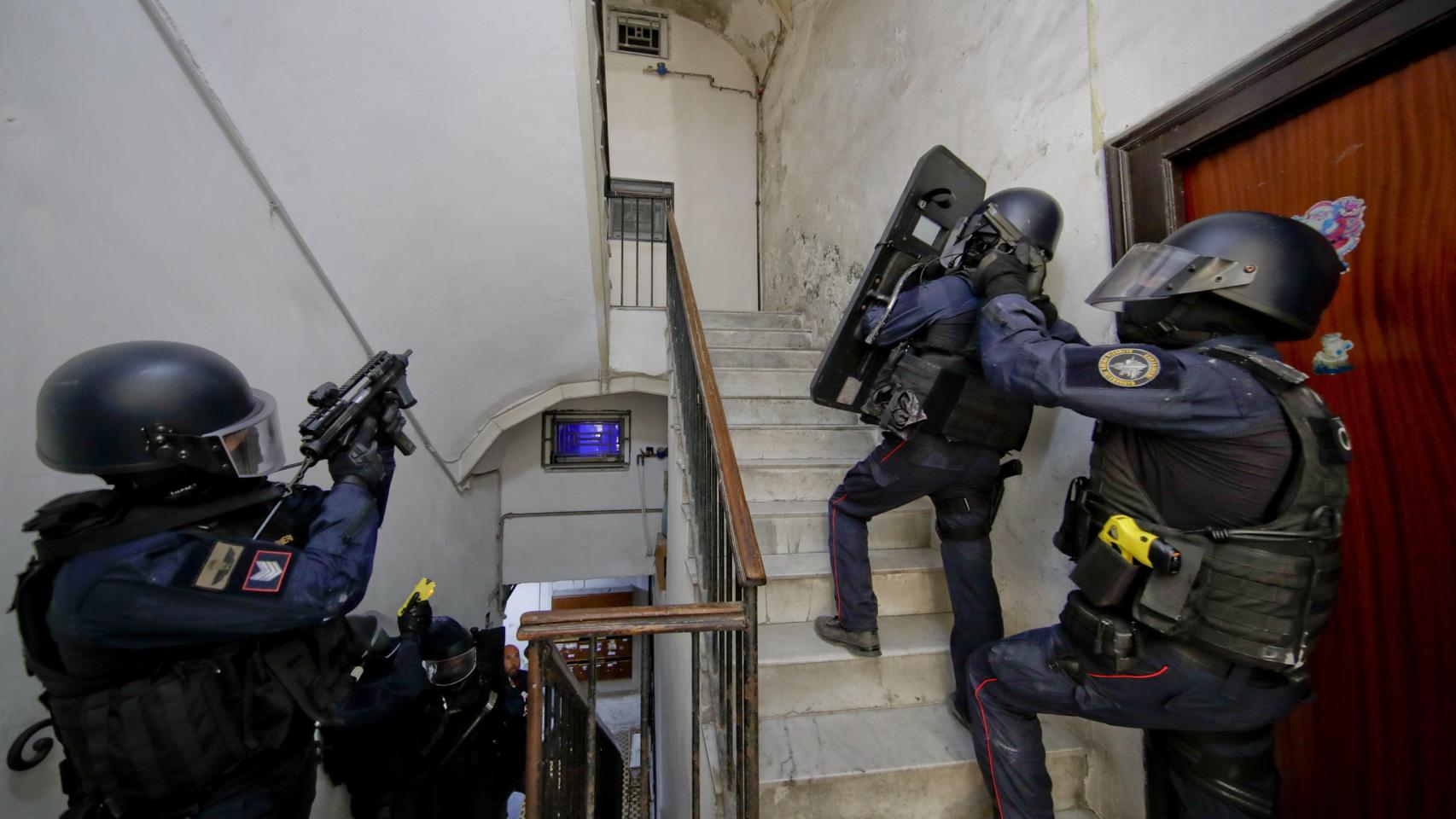Unidades especiales de la policía italiana participan en una operación conjunta en Nápoles iniciada este jueves.