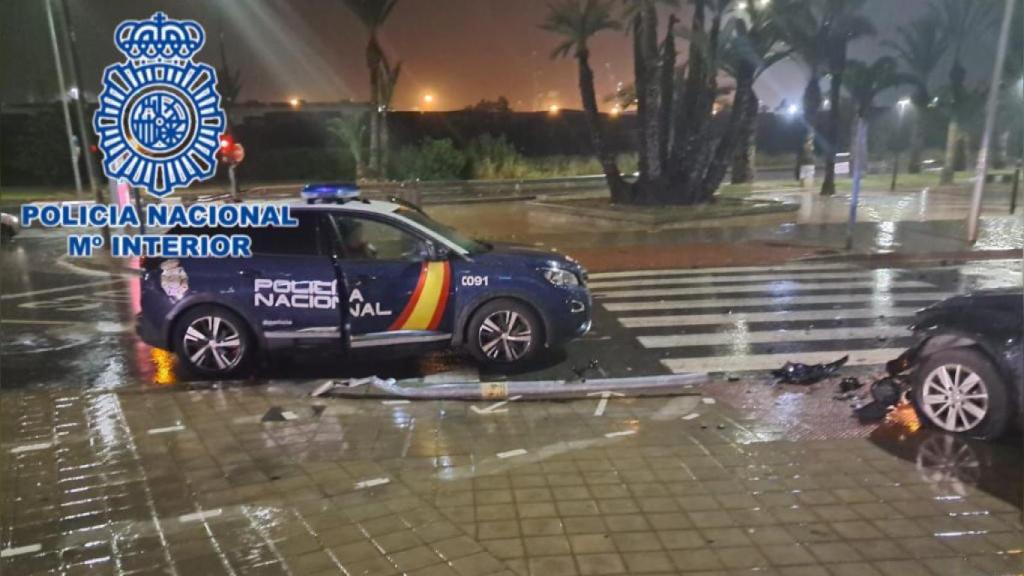 El vehículo, a la derecha, tras chocar contra el bordillo y la farola en la avenida de Elche.