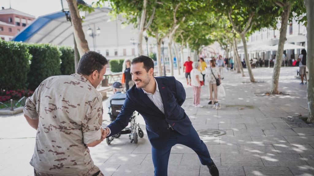 El alcalde saluda a un vecino mientras que se fotografía para la entrevista.