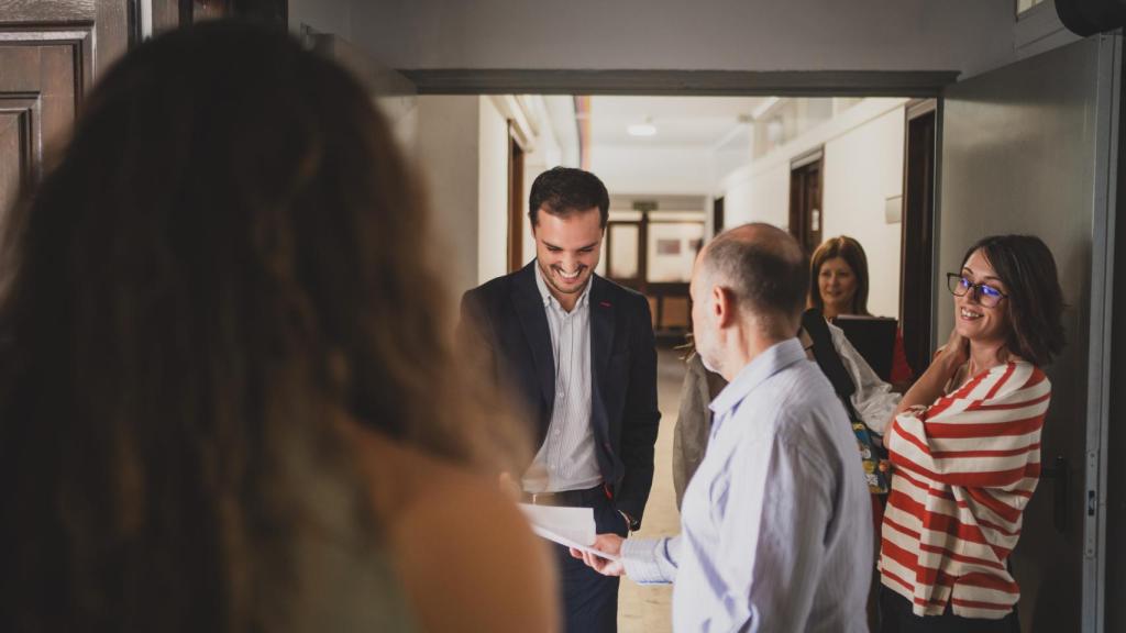 Navarro junto con parte de su equipo minutos antes de la entrevista.