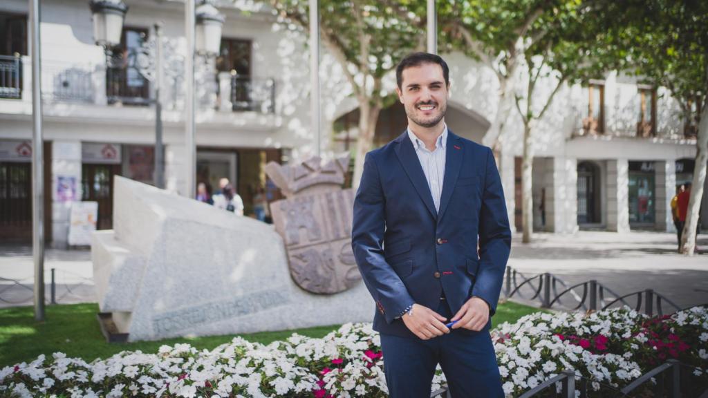 Alejandro Navarro frente al Ayuntamiento de Torrejón de Ardoz.