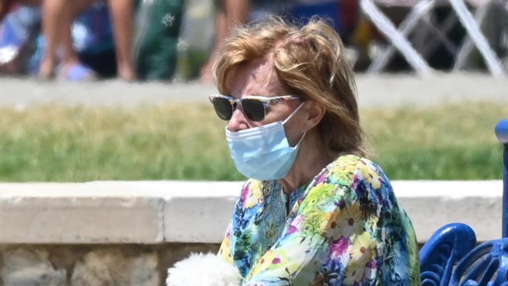 María Teresa Campos, en una de sus últimas bajadas a la playa en Málaga, en el verano de 2020.