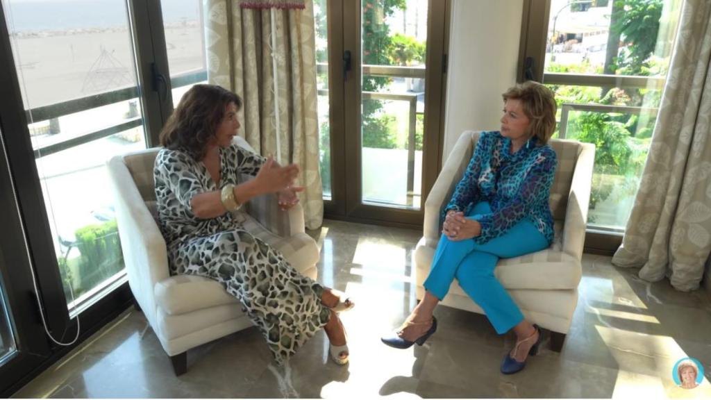 Teresa Campos en su casa de Málaga, junto a su gran amiga, Meli Camacho.