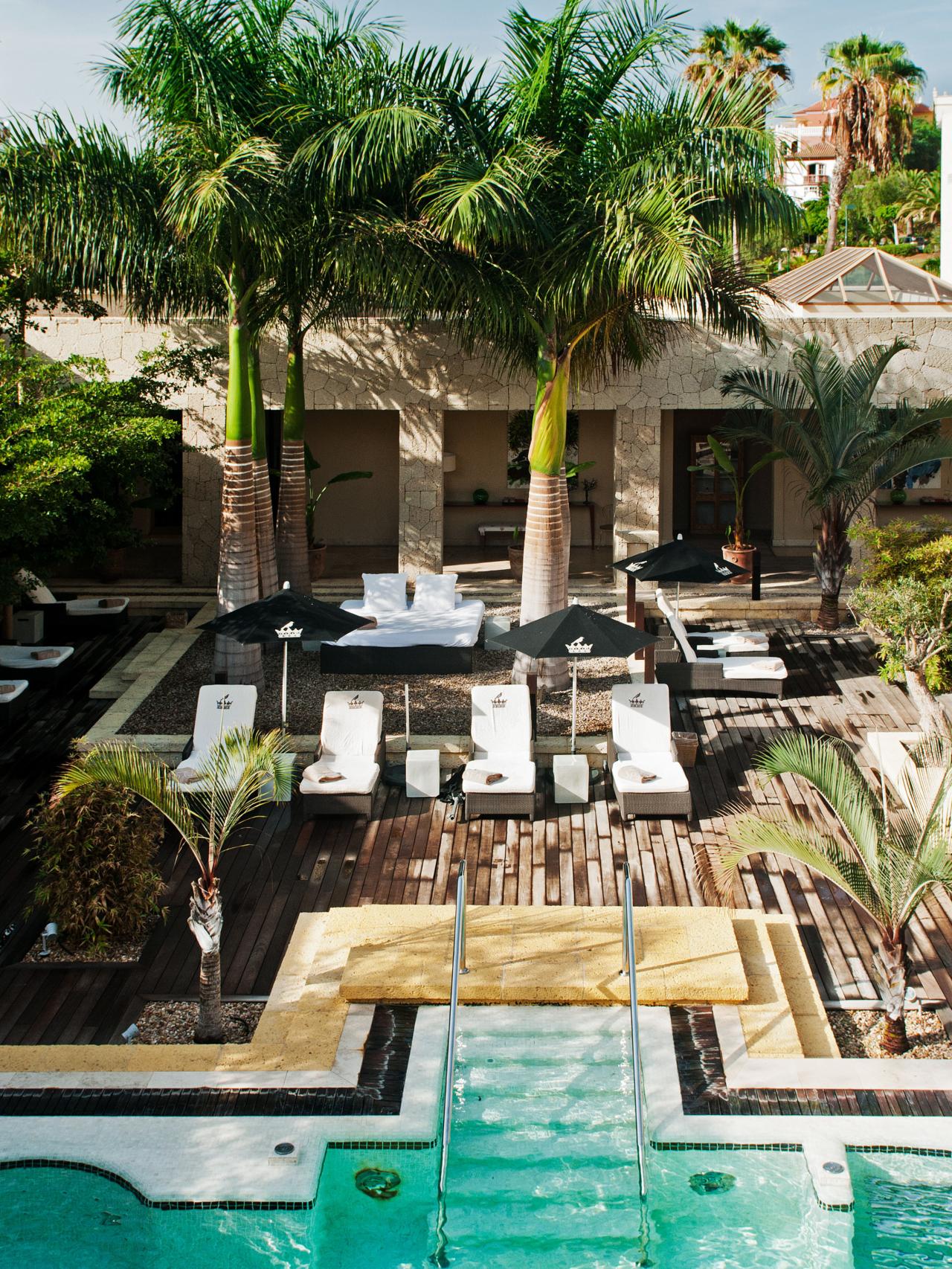 Exterior del Hotel Bahía del Duque en la Costa Adeje de Tenerife. Foto: Cedida.