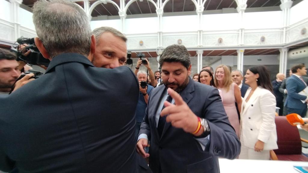 La bancada popular celebrando el nombramiento de López Miras.