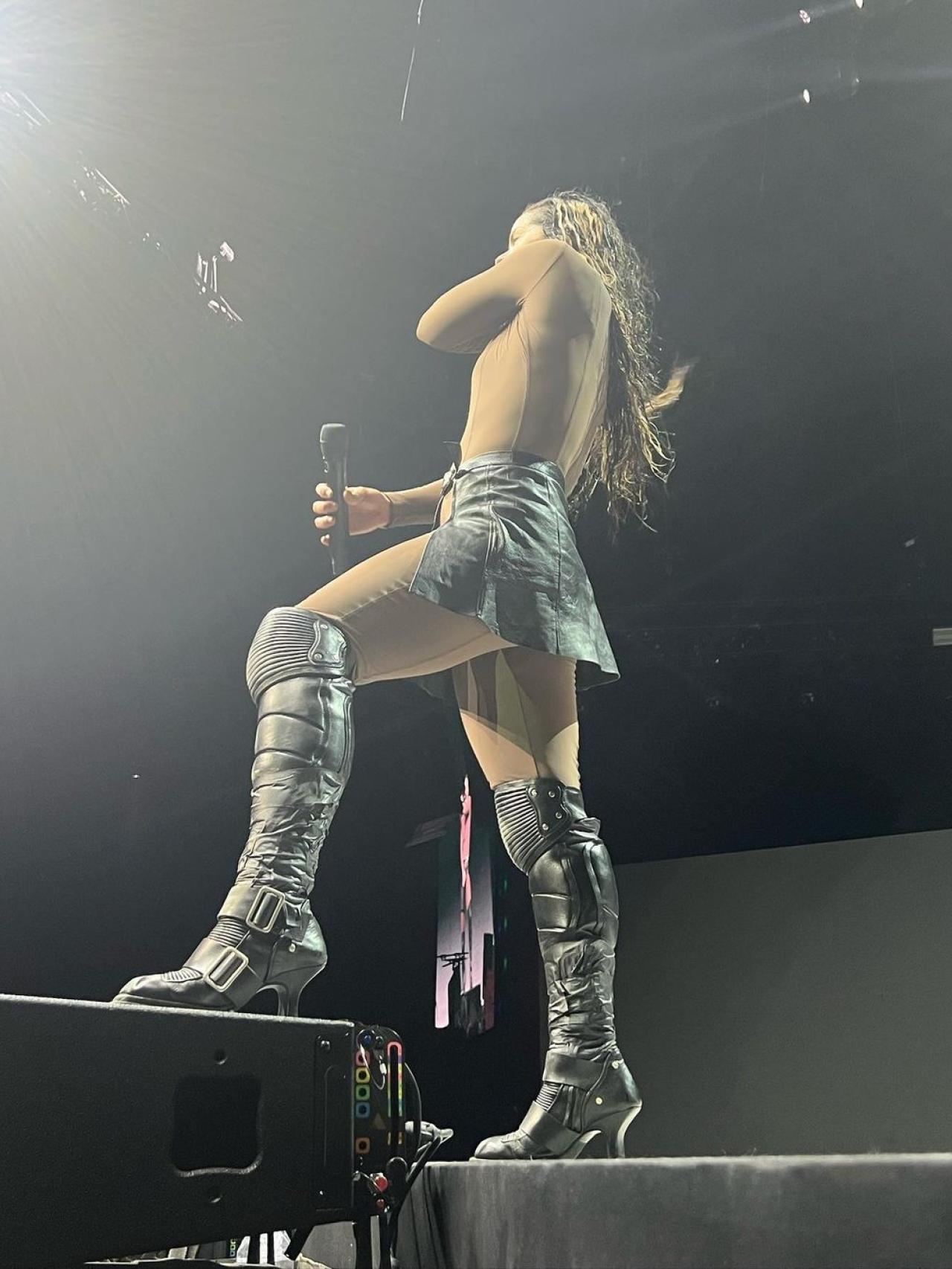 Rosalía con las 'biker boots'.