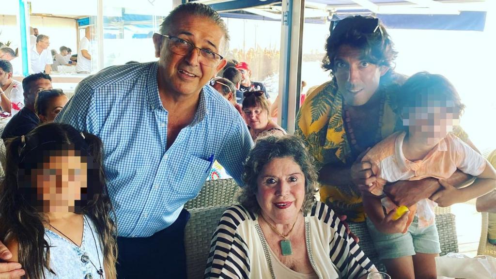 María Jiménez junto a su hijo Alejandro y sus nietos en el restaurante La Fontanilla, en Conil de la Frontera.