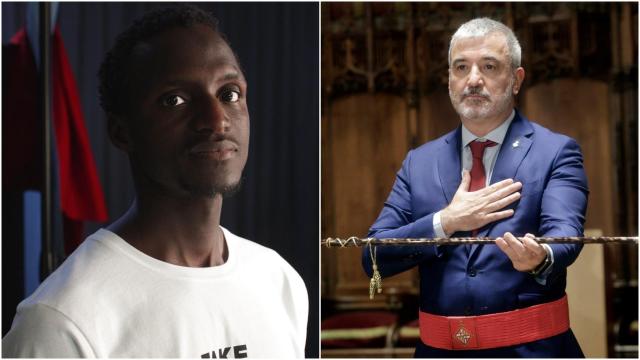 Lamine Sarr, a la izquierda, portavoz del Sindicato mantero. A la derecha, el alcalde socialista de Barcelona, Jaume Collboni.