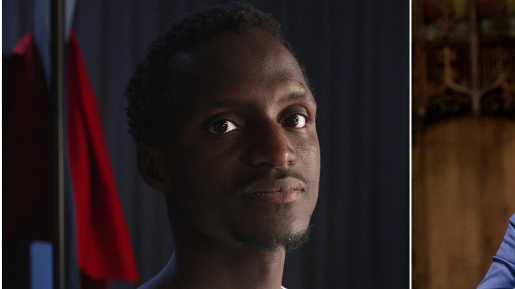 Lamine Sarr, a la izquierda, portavoz del Sindicato mantero. A la derecha, el alcalde socialista de Barcelona, Jaume Collboni.