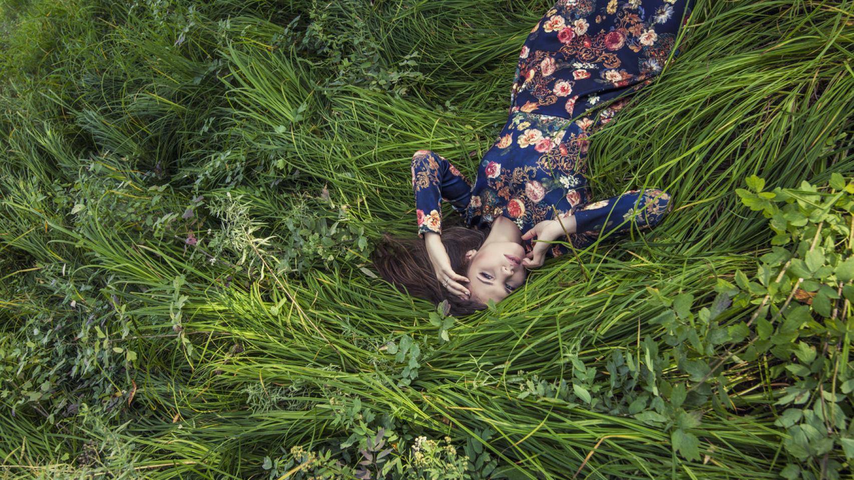 Mujer descansando en el campo. Foto: iStock.
