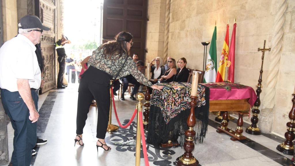 Marisa Jara, acariciando el mantón de manila que cubre el féretro de María Jiménez.