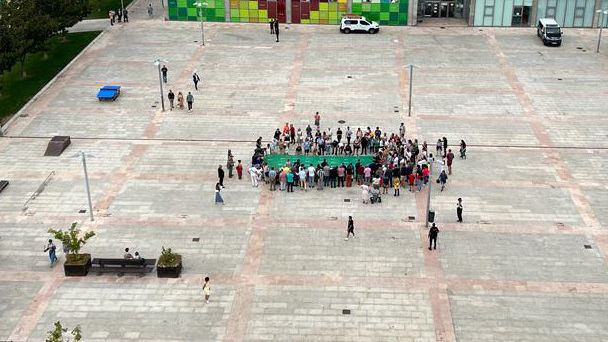 Despliegue de la bandera en la plaza de la Concordia