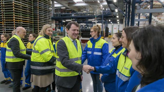 Mañueco en el acto del Día Internacional de la Mujer durante la visita a Michelin