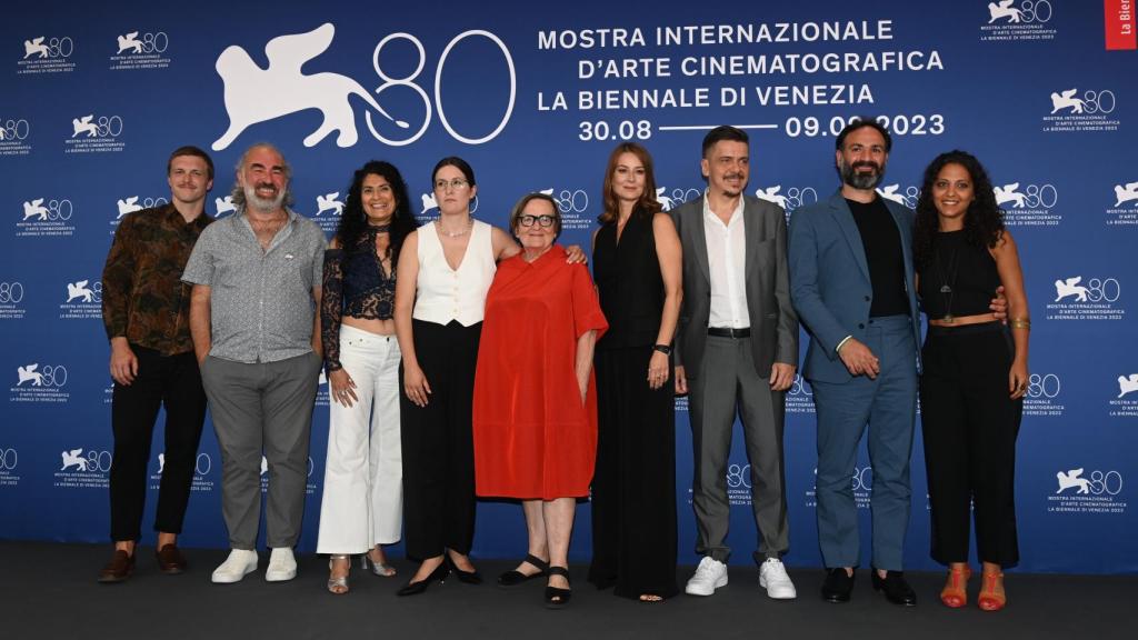 Agnieszka Holland y su equipo de 'Green Border' en el Festival Internacional de Cine de Venecia.