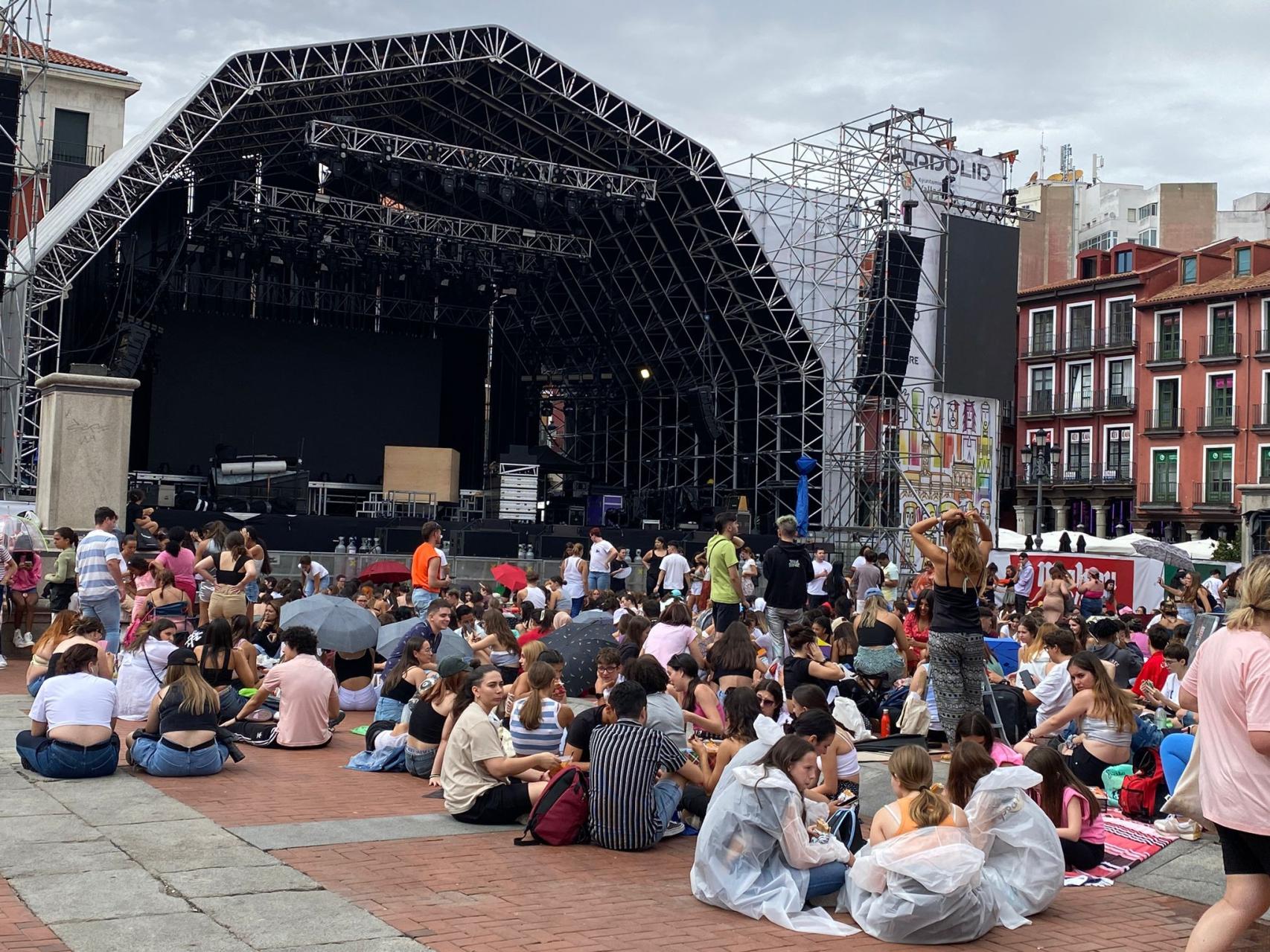 Fans de Lola Índigo en la Plaza Mayor de Valladolid horas antes del inicio del concierto