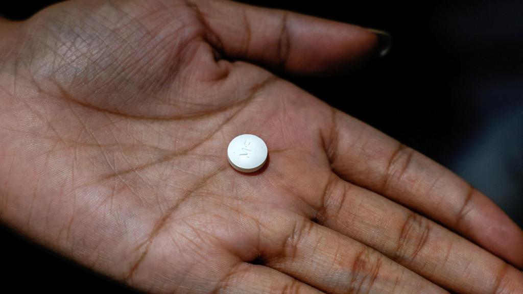Una paciente se prepara para tomar mifepristona, el primer medicamento de un aborto médico.