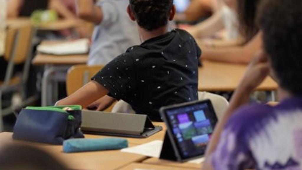 Alumnos en una clase digitalizada