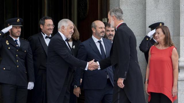 El presidente del TC, Cándido Conde-Pumpido, saluda al Rey este jueves, en la apertura del año judicial. Entre ellos,  el presidente del Senado, Pedro Rollán, y a la derecha, la presidenta del Congreso, Francina Armengol.