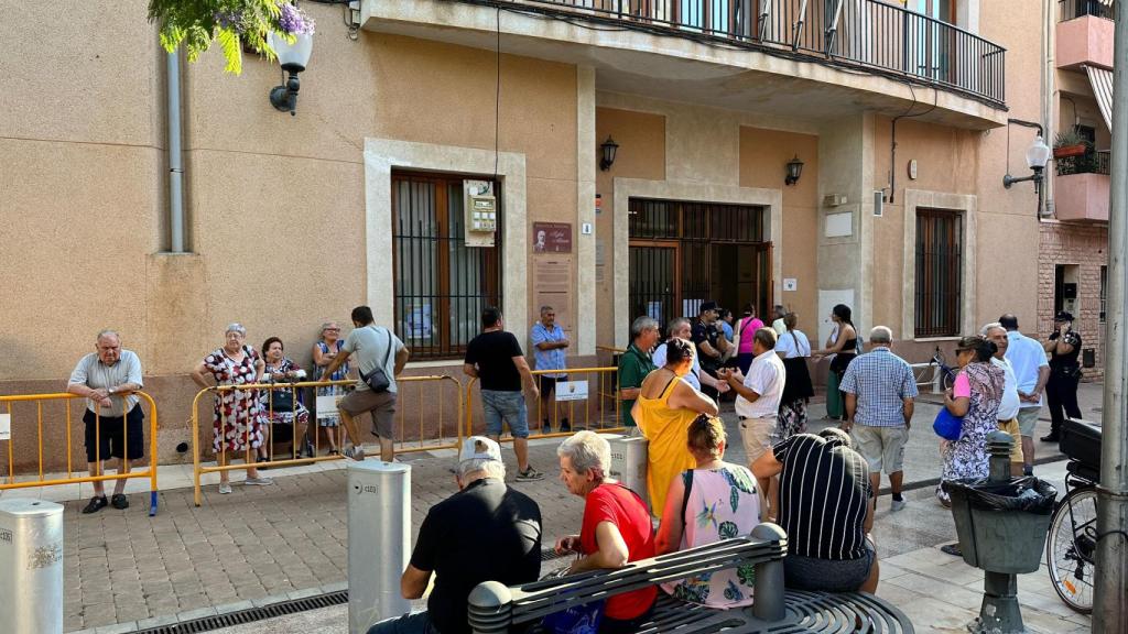 La cola llegaba hasta fuera de las dependencias municipales.