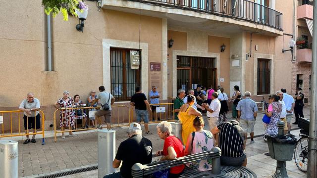 La cola llegaba hasta fuera de las dependencias municipales.