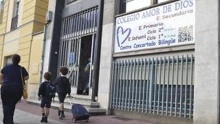 Alumnos llegando al colegio Amor de Dios en Valladolid