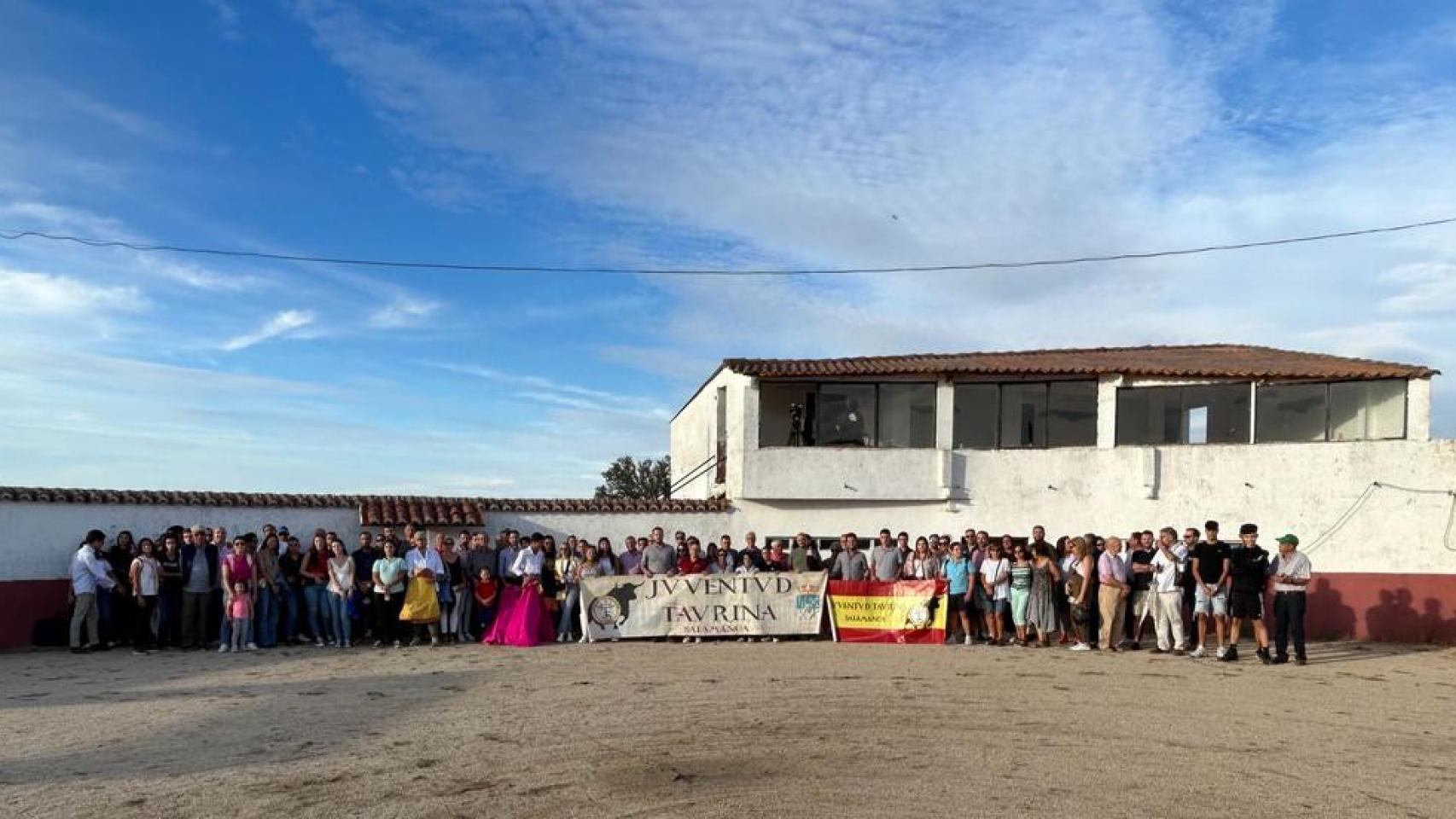 Más de cien aficionados viven una exitosa visita a la ganadería 'El Vellosino'