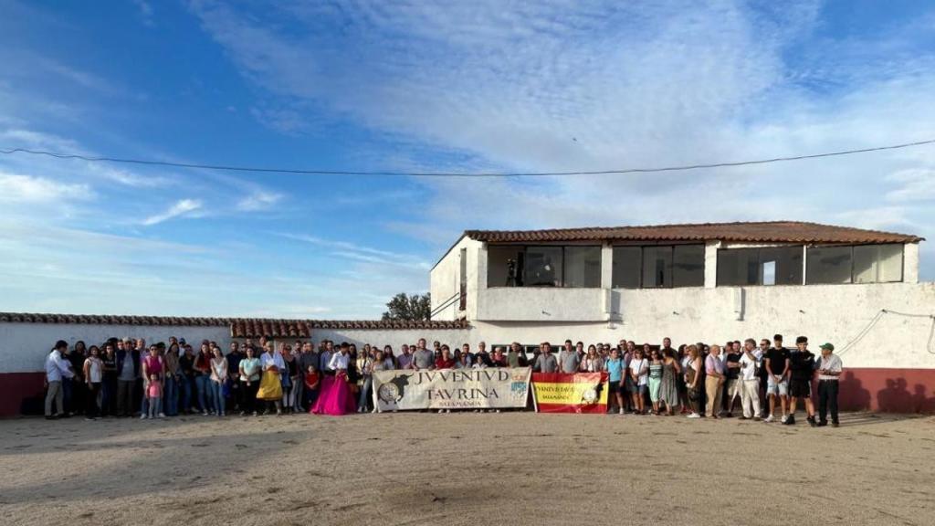 Más de cien aficionados viven una exitosa visita a la ganadería 'El Vellosino'