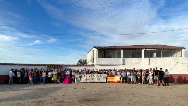 Más de cien aficionados viven una exitosa visita a la ganadería 'El Vellosino'