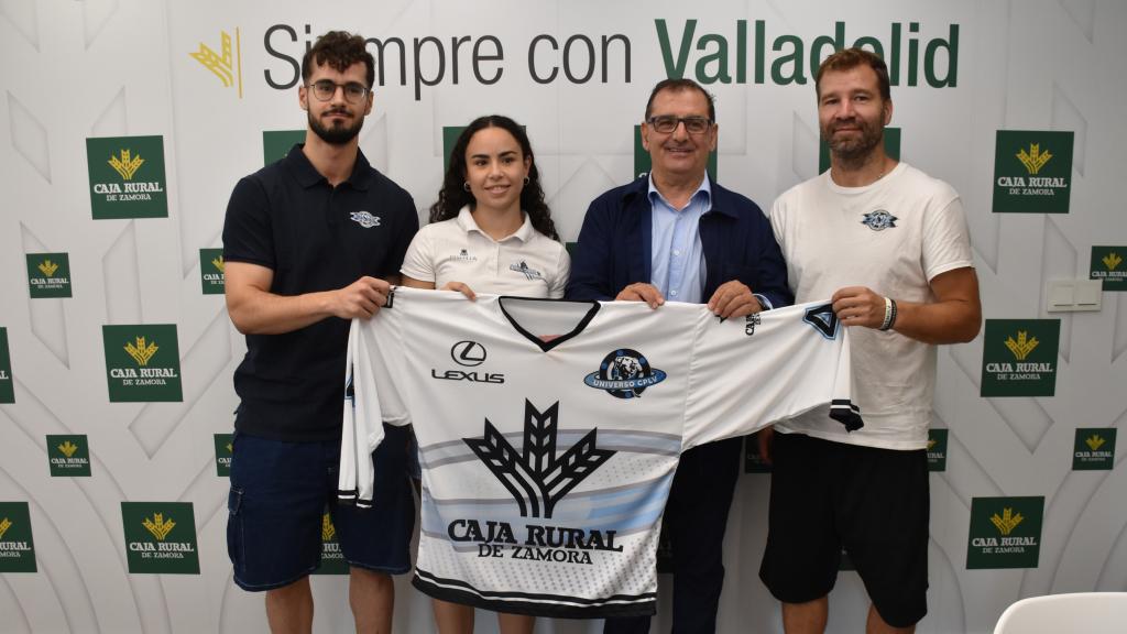 Narciso Prieto, responsable de la Fundación Caja Rural de Zamora, junto a los capitales de los equipos del Club Patinaje en Línea Valladolid
