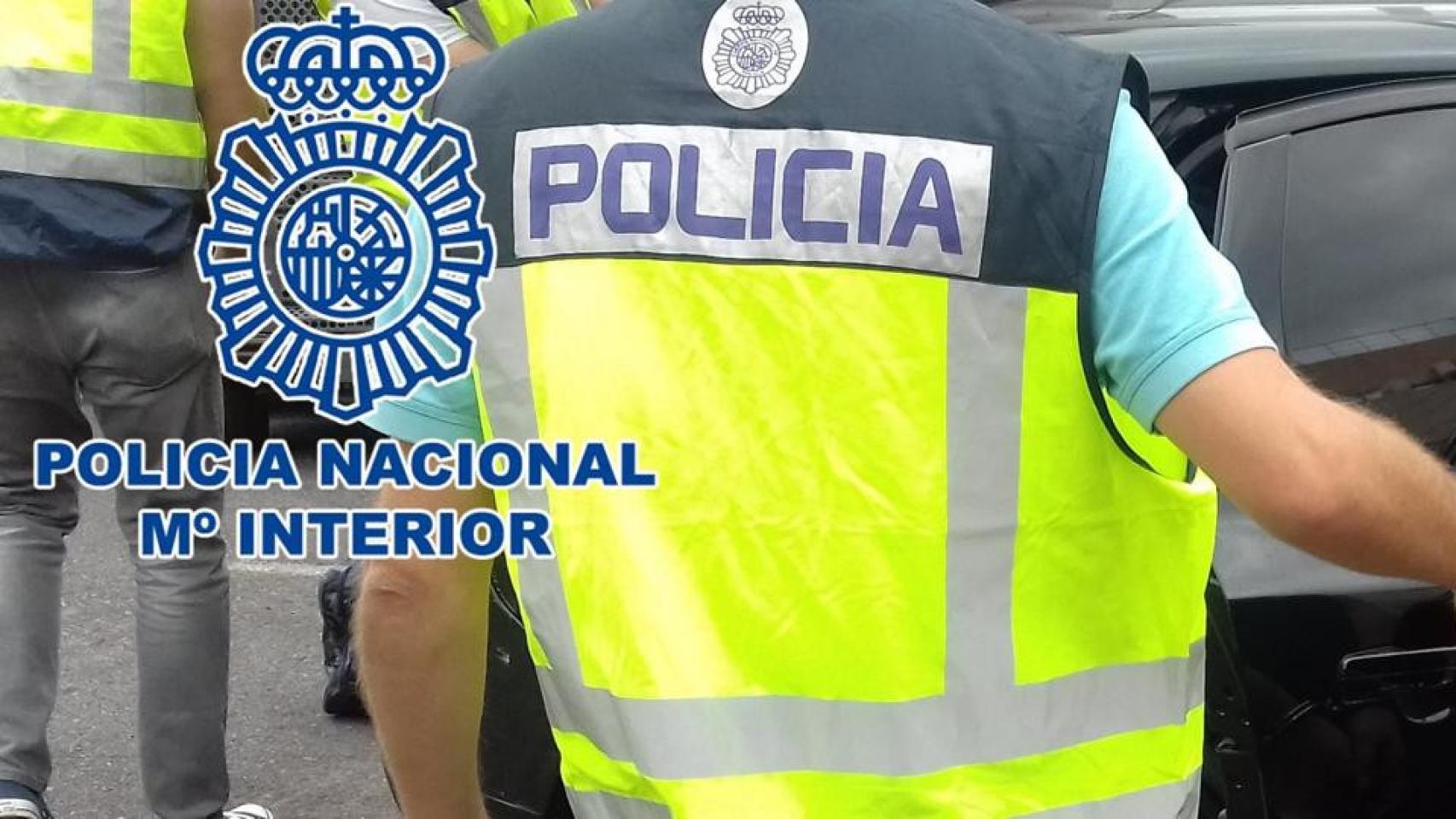 Un agente de la Policía Nacional deteniendo a un hombre