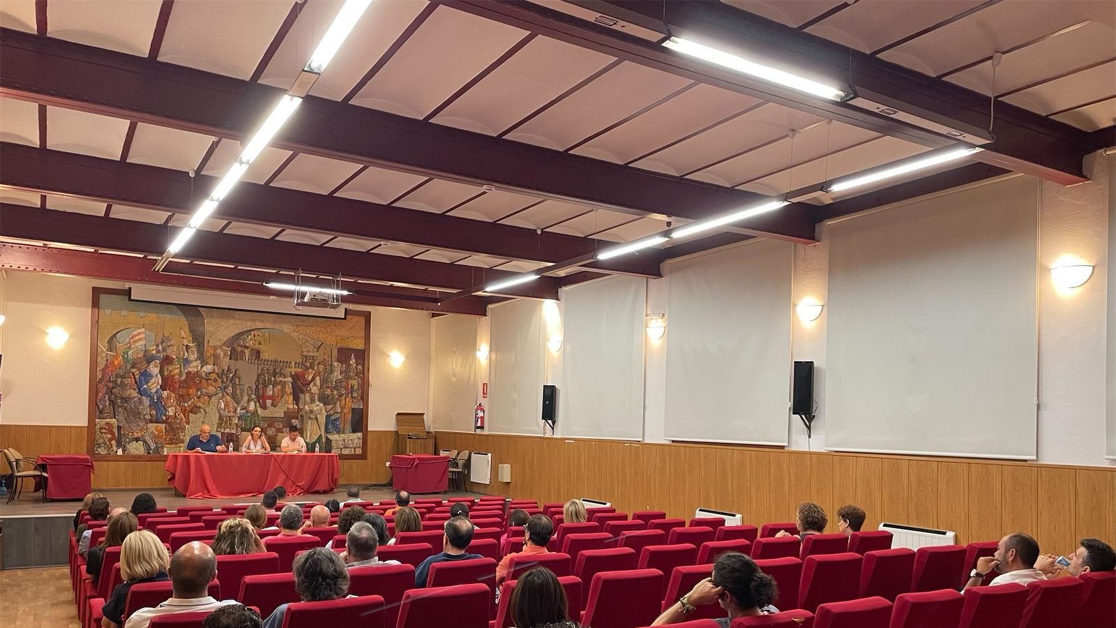 La concejal de Comercio, Sara Casquero, acompañada por el vicepresidente de la CEOE CEPYME Benavente, Ernesto Cadenas reunidos con el sector empresarial