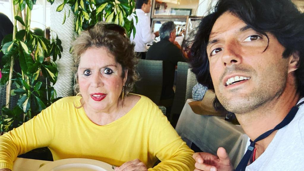 María Jiménez y su hijo, Alejandro, en el restaurante La Fontanilla, en Conil de la Frontera.