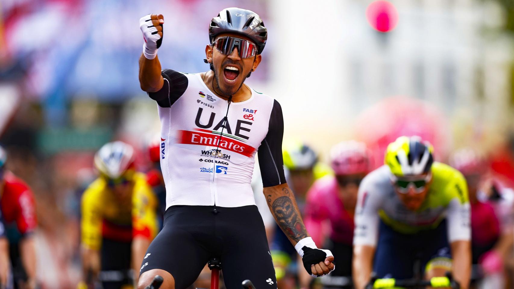 Juan Sebastián Molano celebra su victoria al sprint en Zaragoza en la Vuelta a España.
