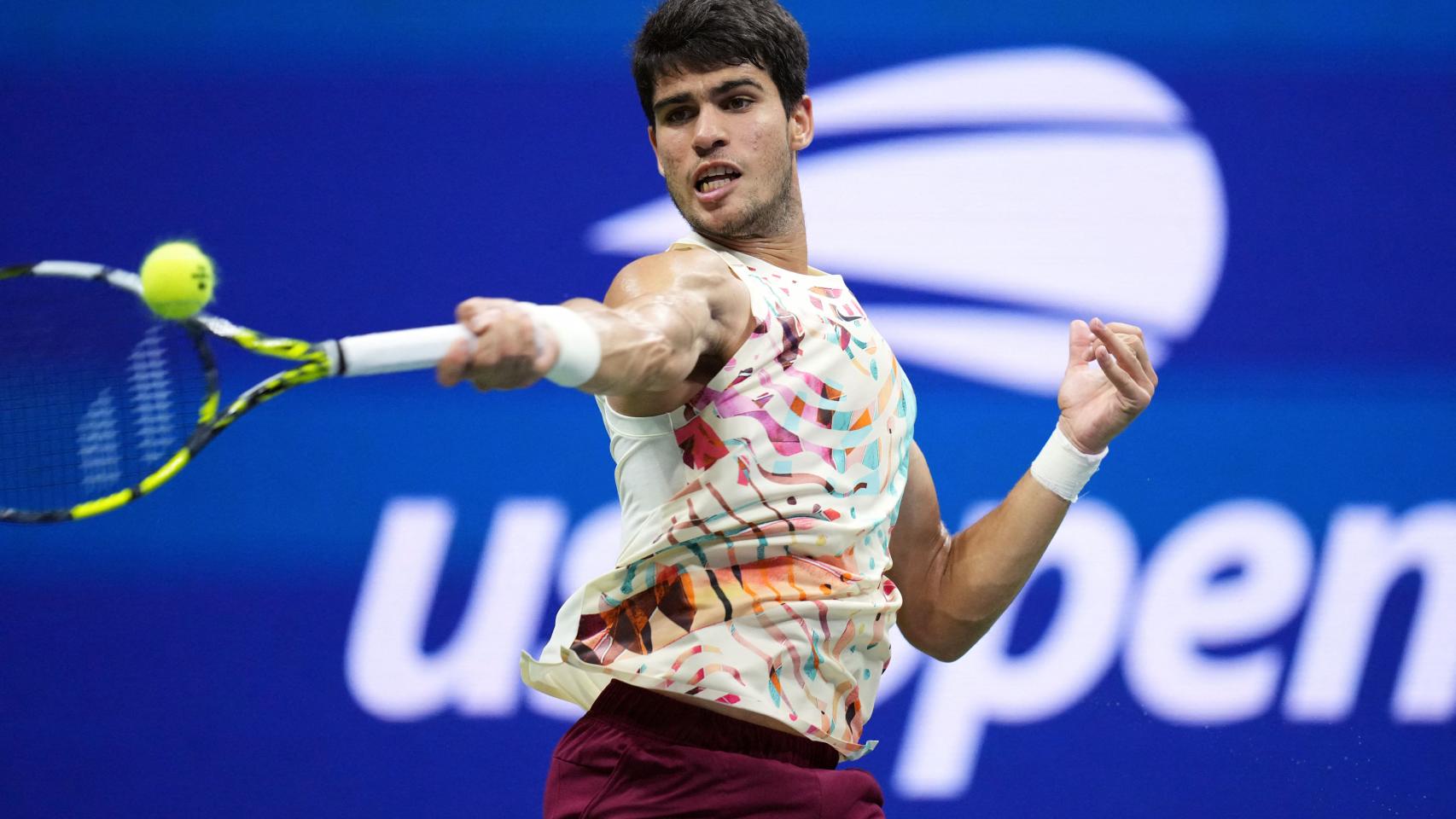 Carlos Alcaraz realizando una derecha en los cuartos de final del US Open.