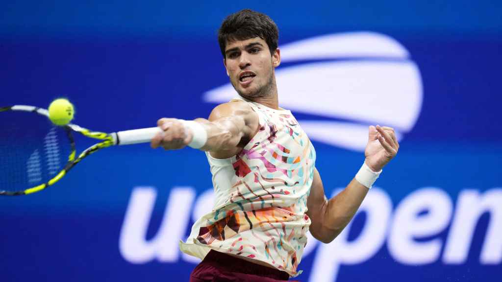 Carlos Alcaraz realizando una derecha en los cuartos de final del US Open.