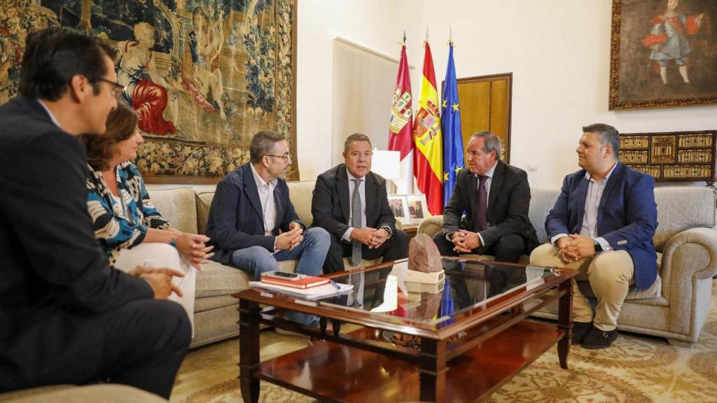 Un instante de la reunión entre Page y los agentes sociales.