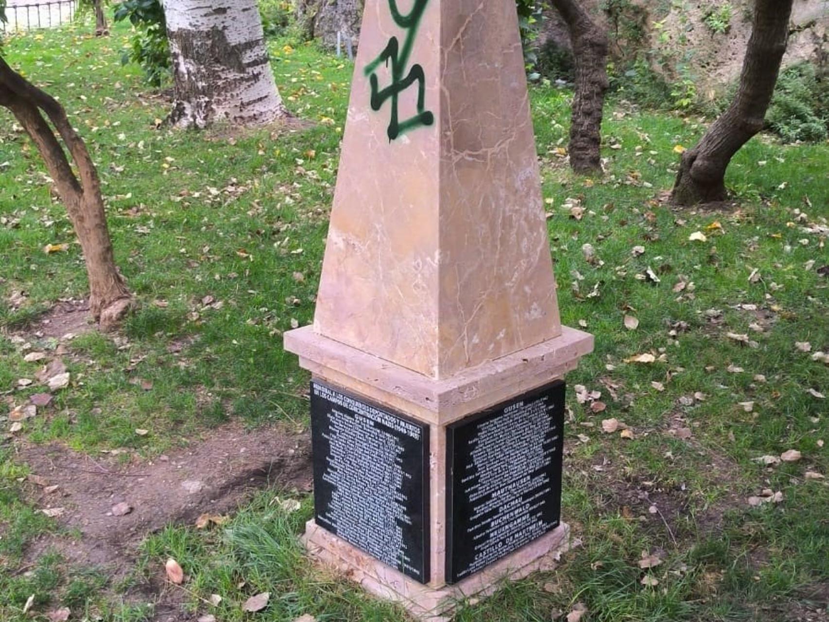 Vandalizan con pintadas el memorial dedicado a los conquenses asesinados en los campos de concentración nazis