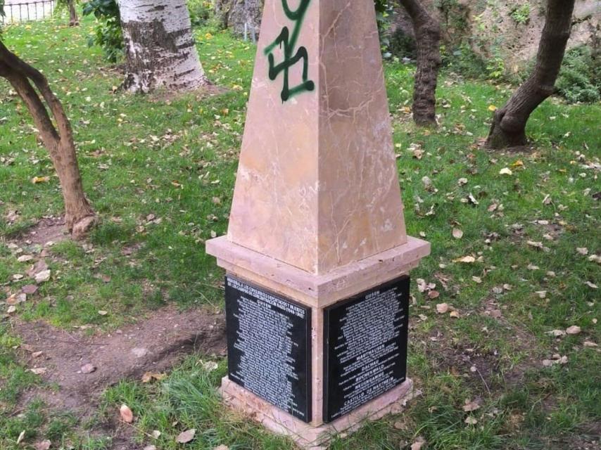 Vandalizan con pintadas el memorial dedicado a los conquenses asesinados en los campos de concentración nazis