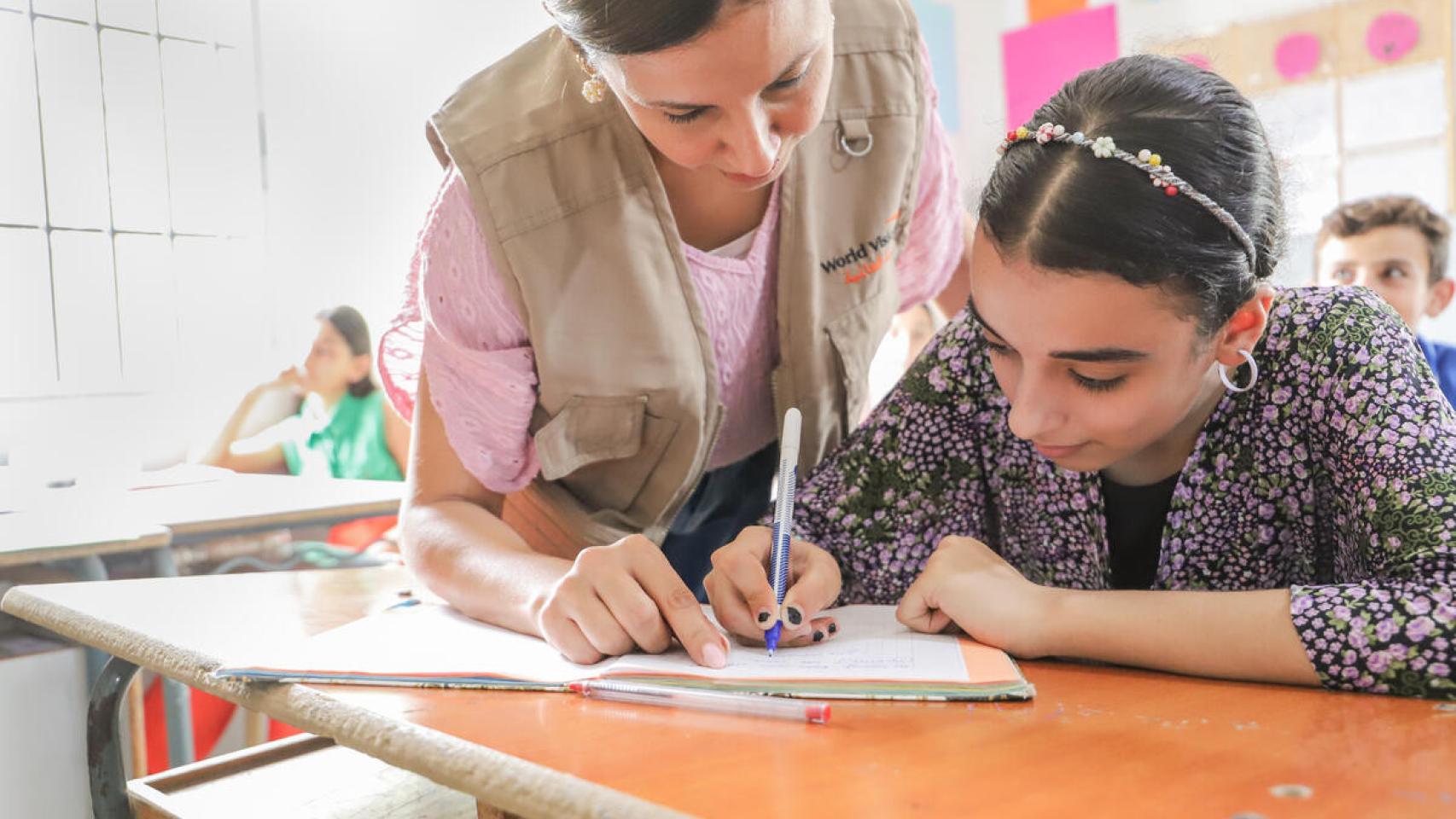 Asmaa junto a su profesora, Sylva Skaff.