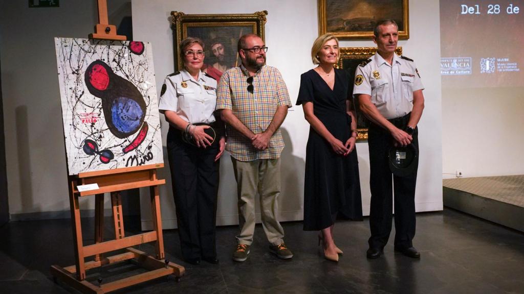 La consellera de Justicia, Elisa Núñez, en la presentación de las obras falsificadas confiscadas. EE