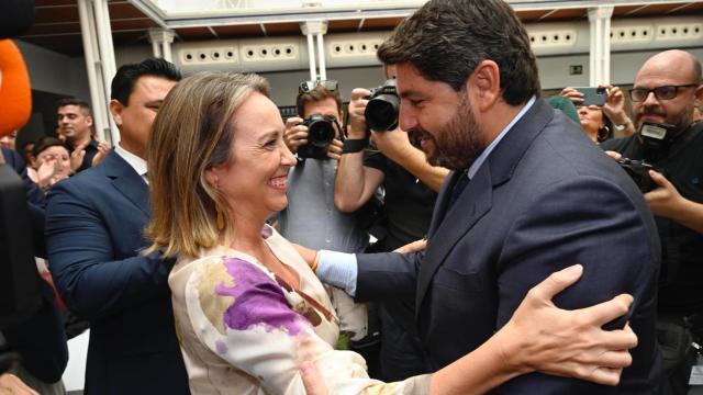 Cuca Gamarra felicitando a Fernando López Miras tras el debate de investidura en la Asamblea Regional.
