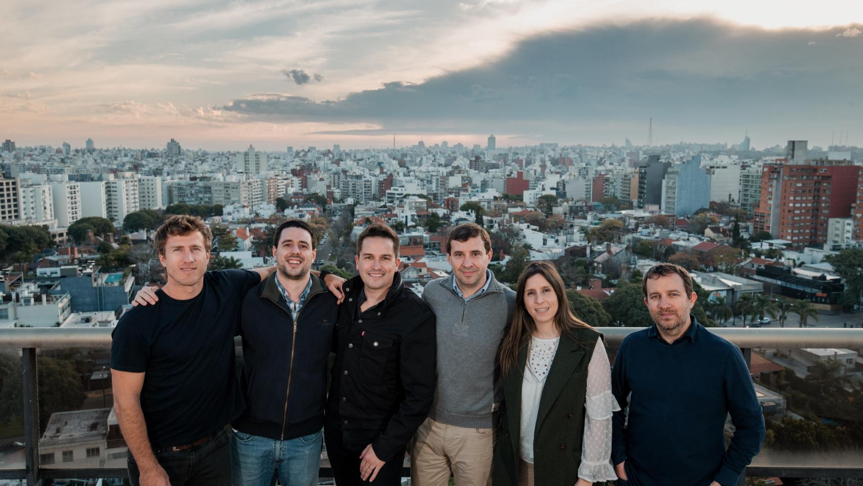 Juan Pablo Pereira (COO), Juan Olloniego (Jefe de Ingeniería), Martín Alcalá Rubí (CEO), Pablo Rodriguez-Bocca (Ingeniero de IA), Guillermina Pena (Jefa de Producto) y Nicolás Loeff (CTO).