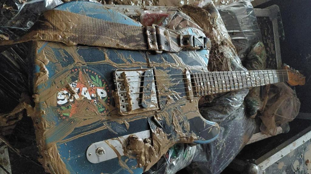 Una de las guitarras de la banda rescatada del barro.